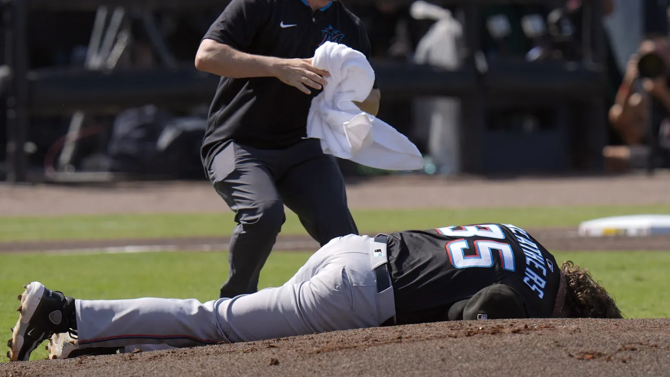 Lanzador de los Marlins sufre golpe en la cabeza tras tiro accidental de su receptor Lanzador de los Marlins sufre golpe en la cabeza tras tiro accidental de su receptor