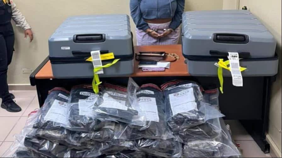 Detienen en aeropuerto de Santiago a ciudadana estadounidense por presunta posesión de marihuana en dos maletas Detienen en aeropuerto de Santiago a ciudadana estadounidense por presunta posesión de marihuana en dos maletas