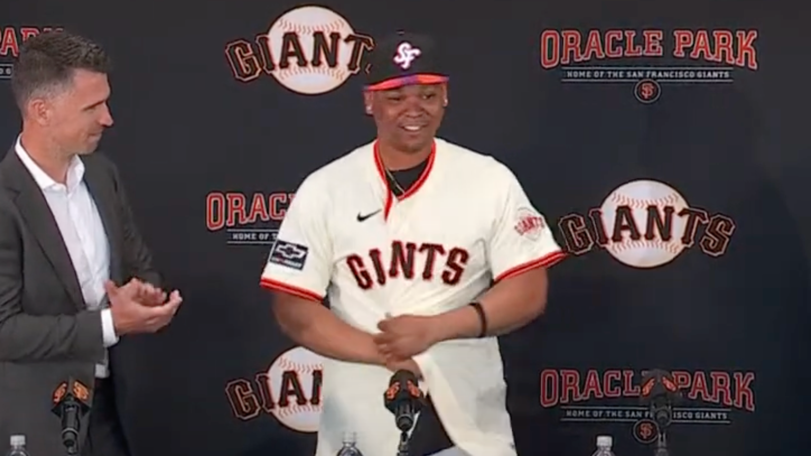 Rafael Devers fue recibido con entusiasmo por los Gigantes Rafael Devers fue recibido con entusiasmo por los Gigantes