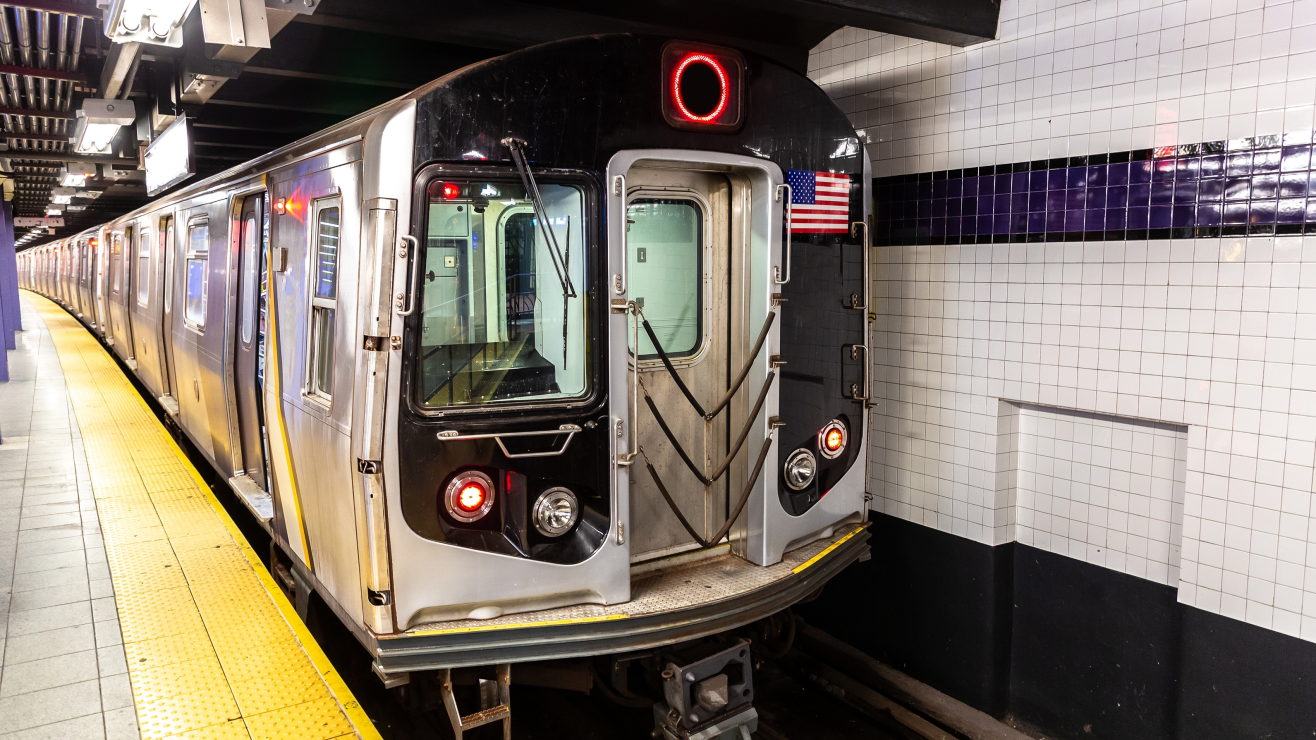 Joven pierde la vida tras ser encontrado inconsciente en el techo de un tren del metro en Nueva York Joven pierde la vida tras ser encontrado inconsciente en el techo de un tren del metro en Nueva York