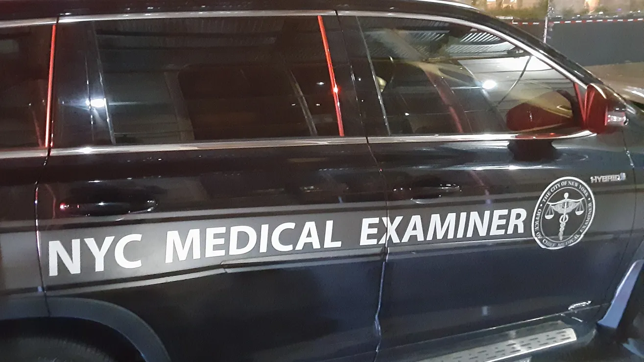 Adolescente fallece tras recibir un disparo en la cabeza frente a su hogar en Queens, Nueva York Adolescente fallece tras recibir un disparo en la cabeza frente a su hogar en Queens, Nueva York