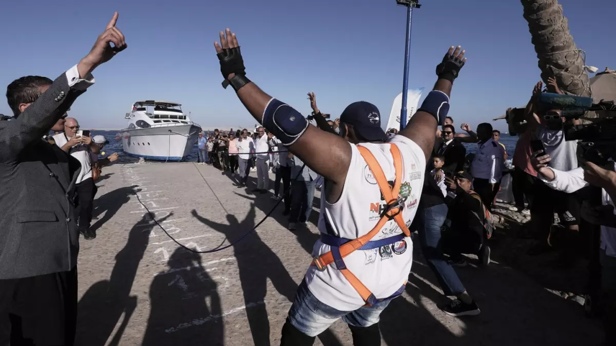 Hombre fuerte de Egipto impresiona al arrastrar un barco usando solo su mandíbula