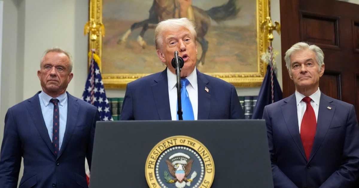 Trump sugiere relación entre acetaminofén en embarazo y autismo, pese a años de estudios que lo descartan