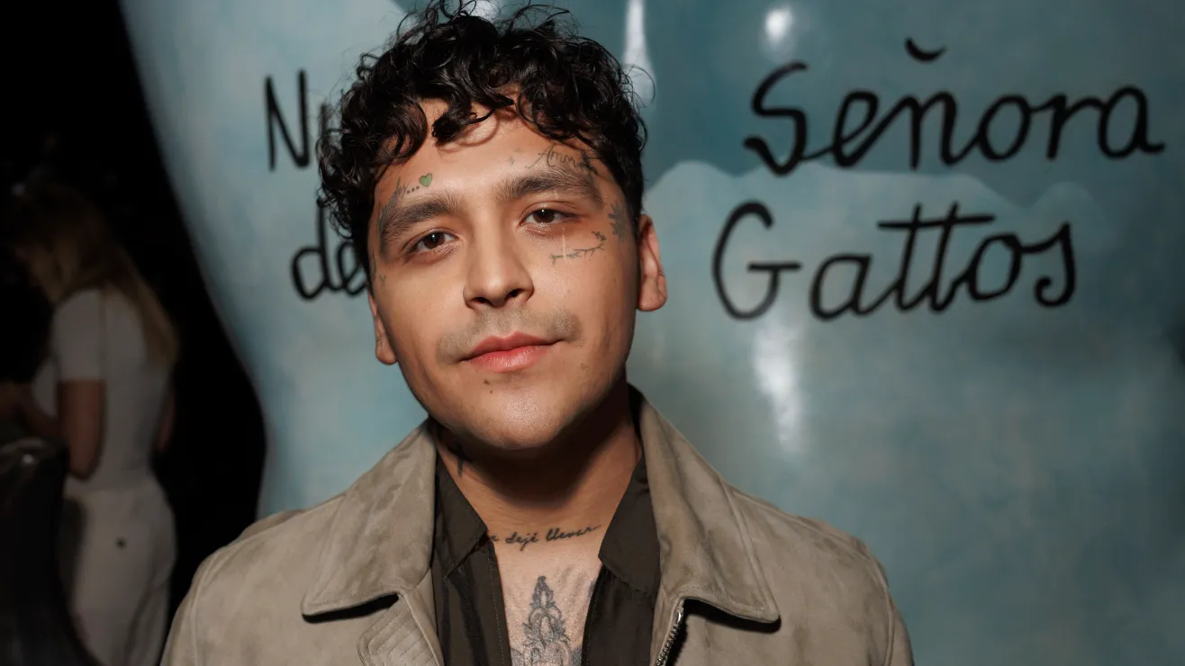Christian Nodal enfrenta maratónica audiencia en disputa legal con su antigua disquera