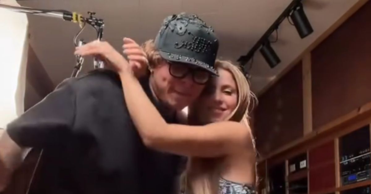 Shakira sorprende al bailar con Beéle y enciende críticas: “Más malo que Piqué”