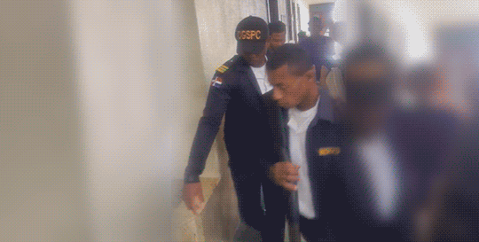 Imputado acusado de arrojar “ácido del diablo” a su expareja llega ante el juez en un colchón Imputado acusado de arrojar “ácido del diablo” a su expareja llega ante el juez en un colchón