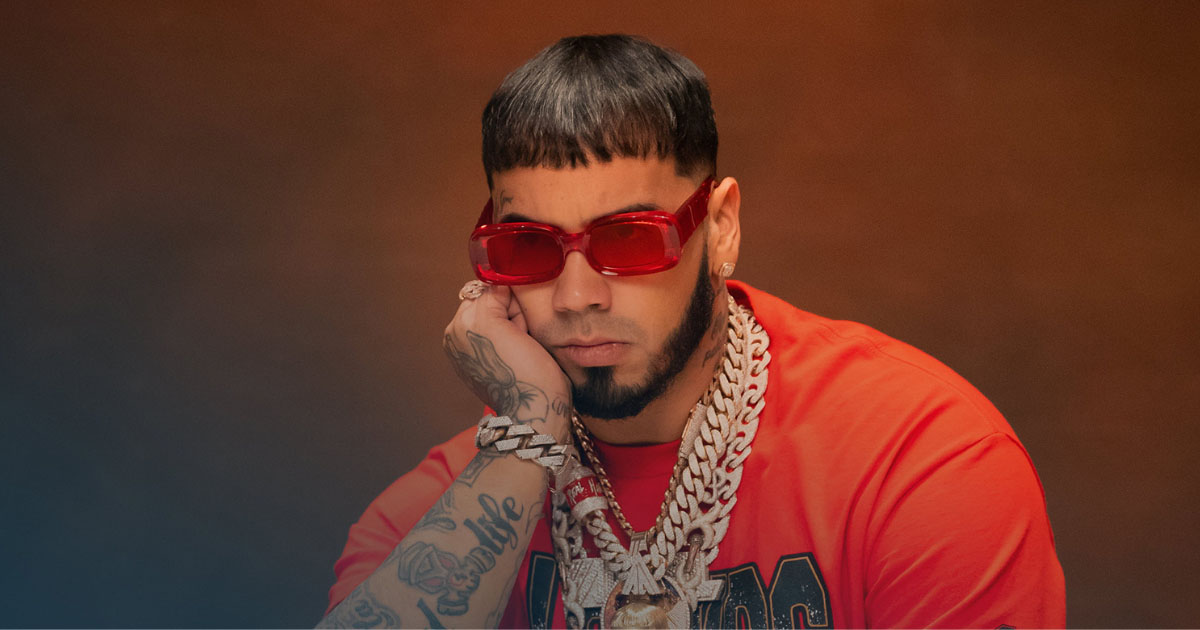 Anuel causa revuelo al solicitarle a un fan una máscara con su cara