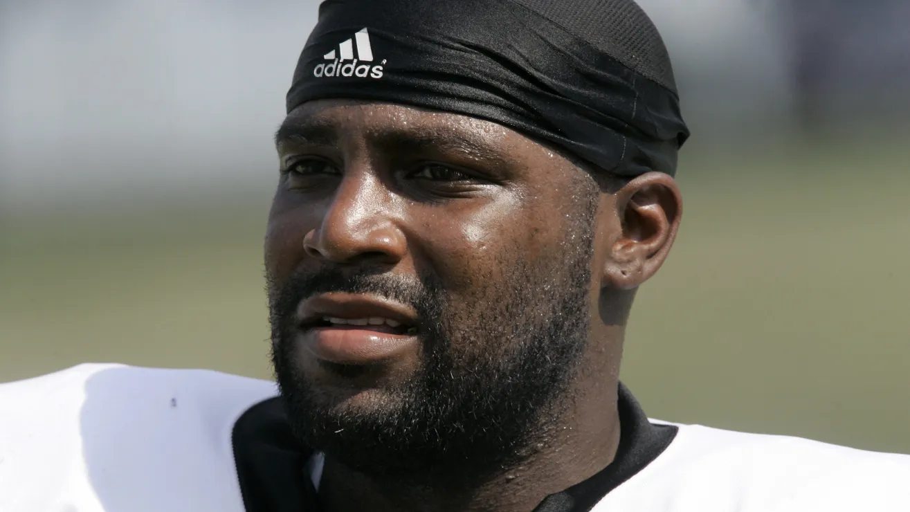 Exfigura de la NFL Rudi Johnson fallece a los 45 años en un suicidio tras batalla contra el CTE