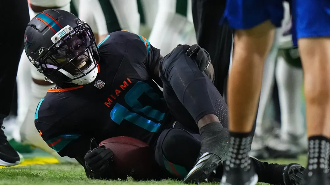 Tyreek Hill, de los Dolphins, abandona el triunfo en carrito tras sufrir una dislocación en la rodilla. Tyreek Hill, de los Dolphins, abandona el triunfo en carrito tras sufrir una dislocación en la rodilla.