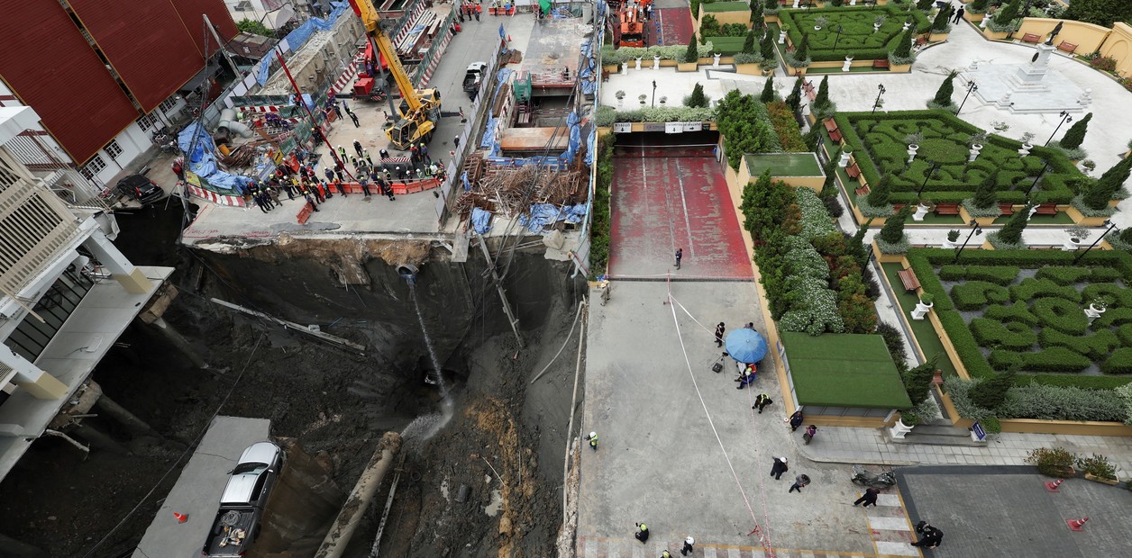 Imponente hundimiento devora autos en Bangkok