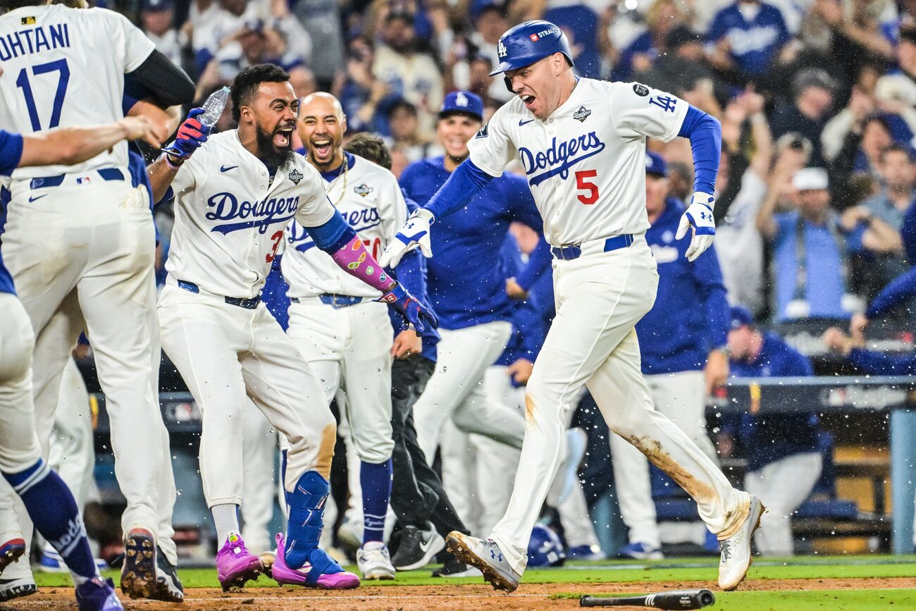 Freeman se luce otra vez y los Dodgers conquistan un maratónico Juego 3 ante Toronto