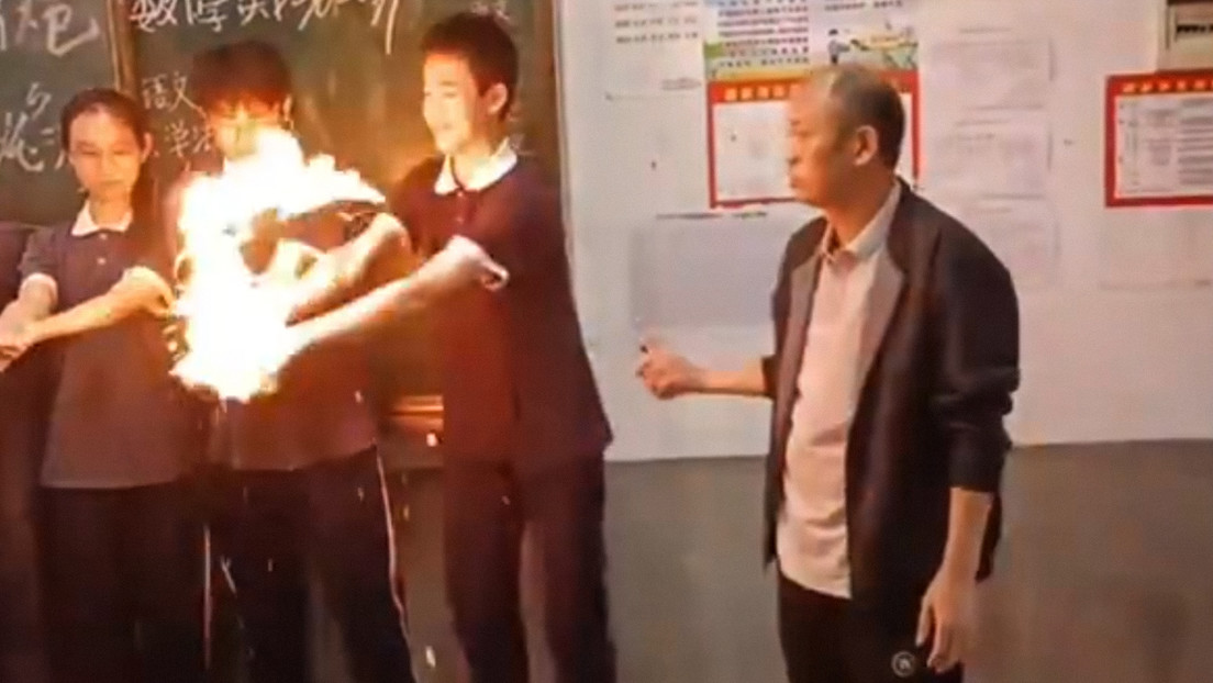 Demostración química de un profesor se vuelve viral tras provocar accidente en clase