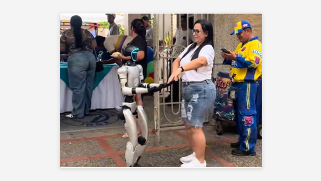 Robot causa furor al moverse al ritmo de la cumbia (Video)