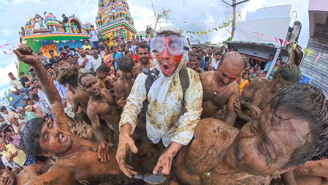Turba celebra lanzándose estiércol durante un festival en India