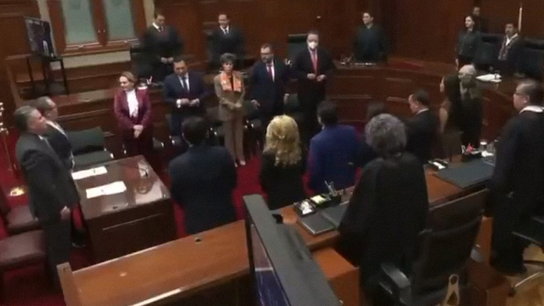 Canción de salsa interrumpe el acto protocolar previo al himno mexicano en plena ceremonia oficial