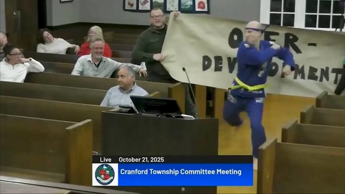 Funcionario estadounidense sorprende en acto público con inusual exhibición militar