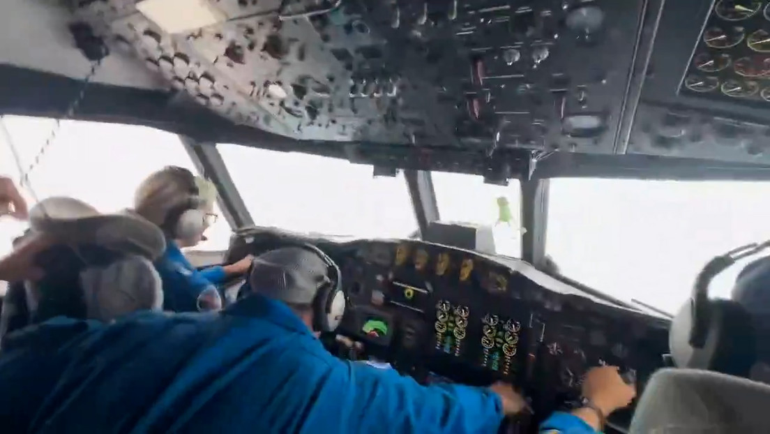 Avión sacudido por fuertes turbulencias al cruzar el ojo del huracán Melissa