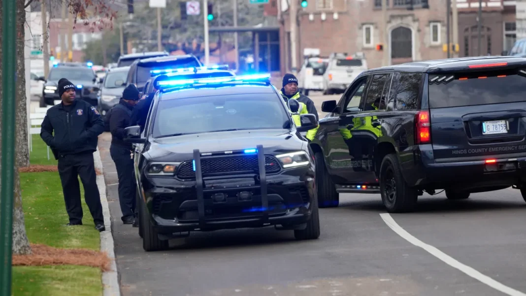 Cuatro personas pierden la vida tras tiroteo en evento deportivo escolar en Mississippi Cuatro personas pierden la vida tras tiroteo en evento deportivo escolar en Mississippi