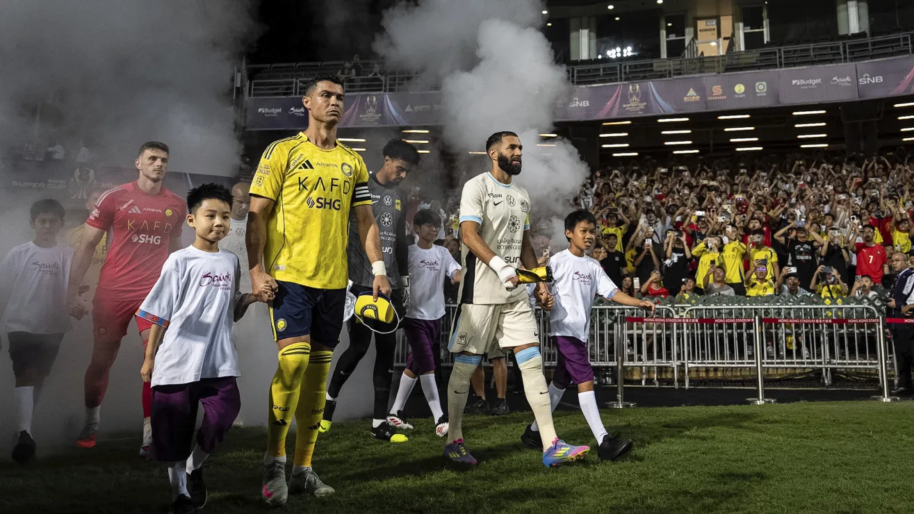 Benzema deja fuera a Cristiano en un intenso clásico saudí