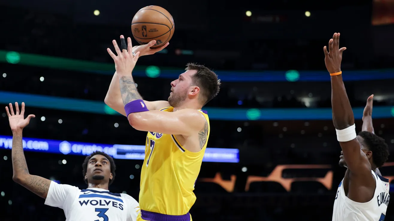 Luka Doncic deslumbra y guía a los Lakers a su triunfo inicial frente a Minnesota