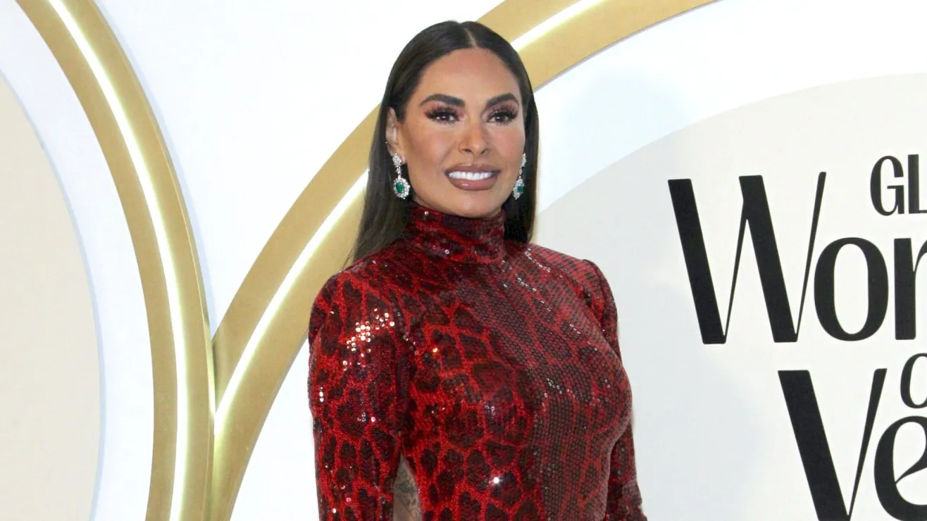 Galilea Montijo causa sensación con su elegante outfit de minifalda y medias