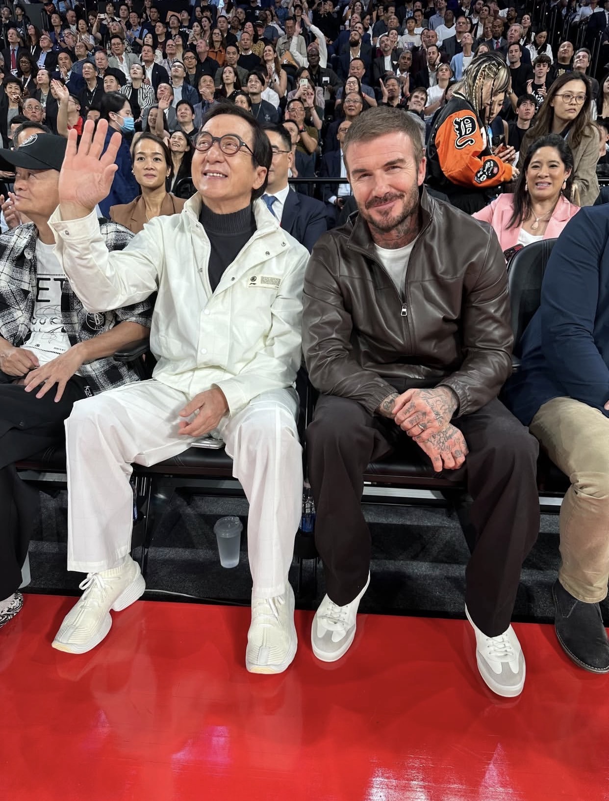 ¡Jackie Chan y David Beckham en la cancha de Macao para el primer partido de los Juegos de la NBA en China! 🤩