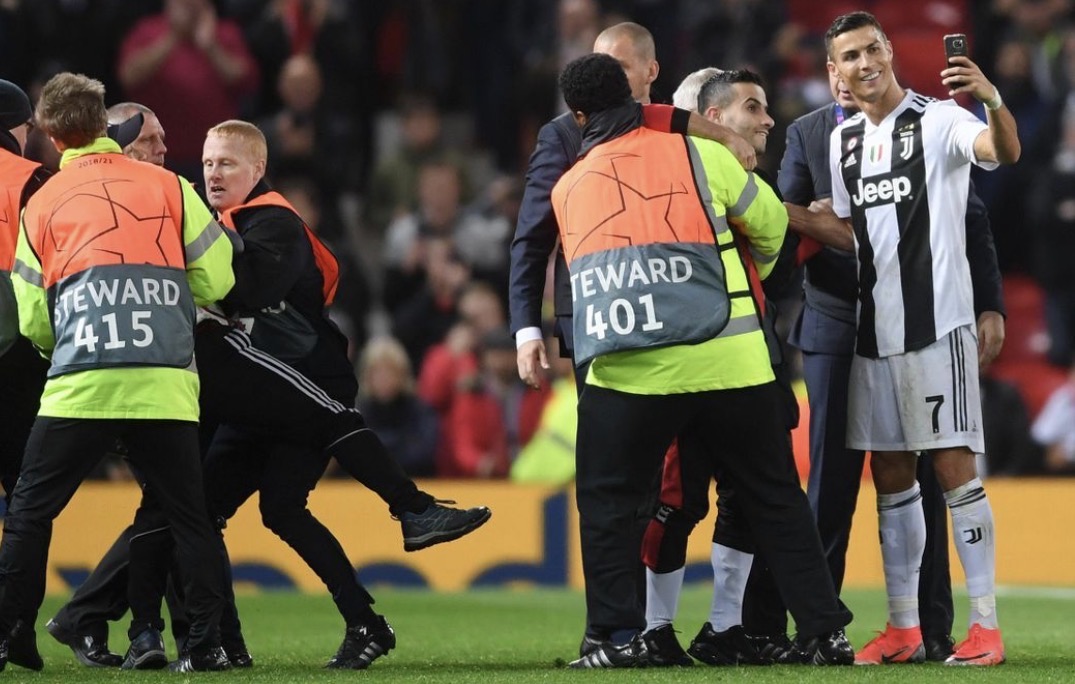 Cristiano sorprende con gesto hacia fan en pleno juego