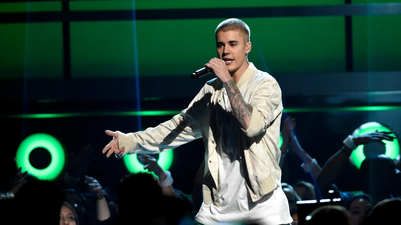Justin Bieber causa furor al entonar canción de banda en Los Ángeles