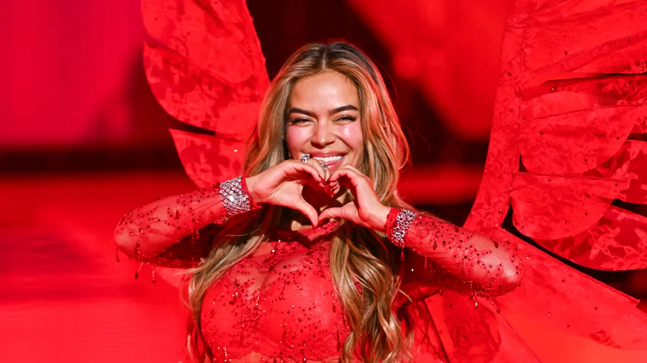 Karol G sorprende al unirse al desfile de Victoria’s Secret como uno de sus nuevos ‘ángeles’