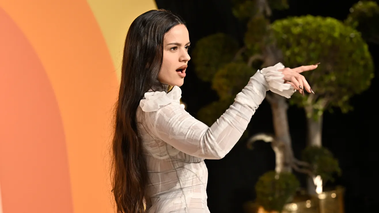 Rosalía reacciona a comentarios por lucir sus axilas con vello pintado en evento en París