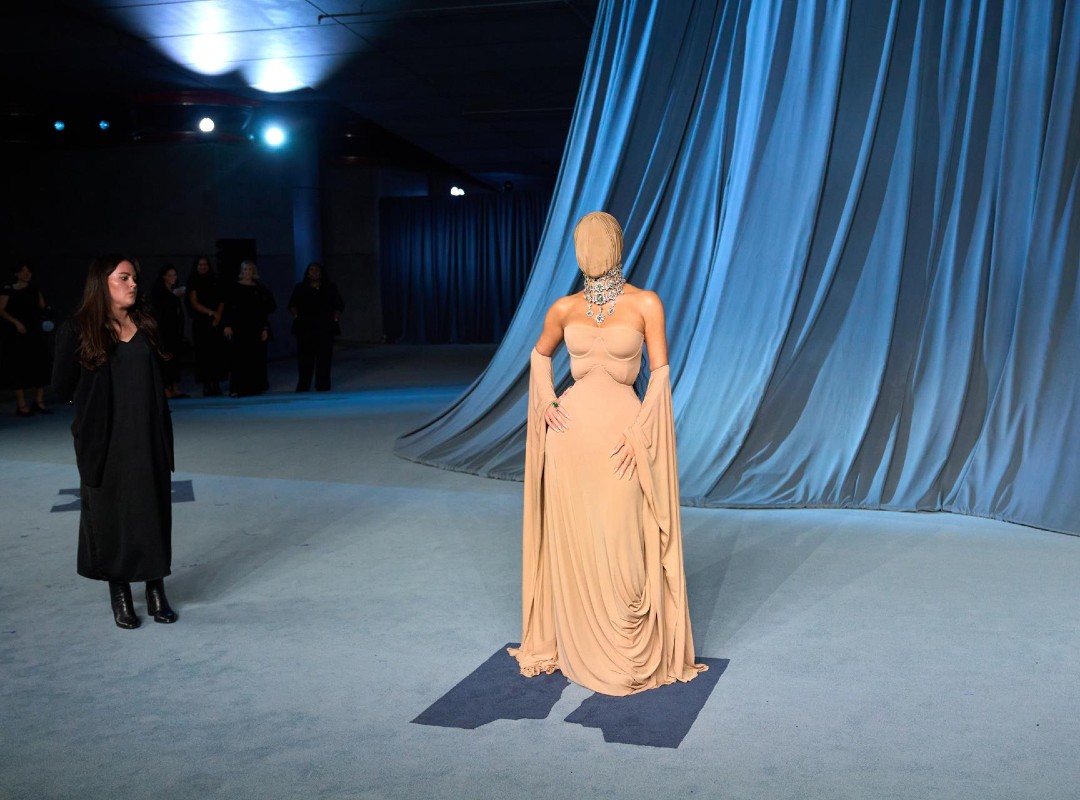 Kim Kardashian deslumbra con un estilo inesperado en la gala del Museo de la Academia