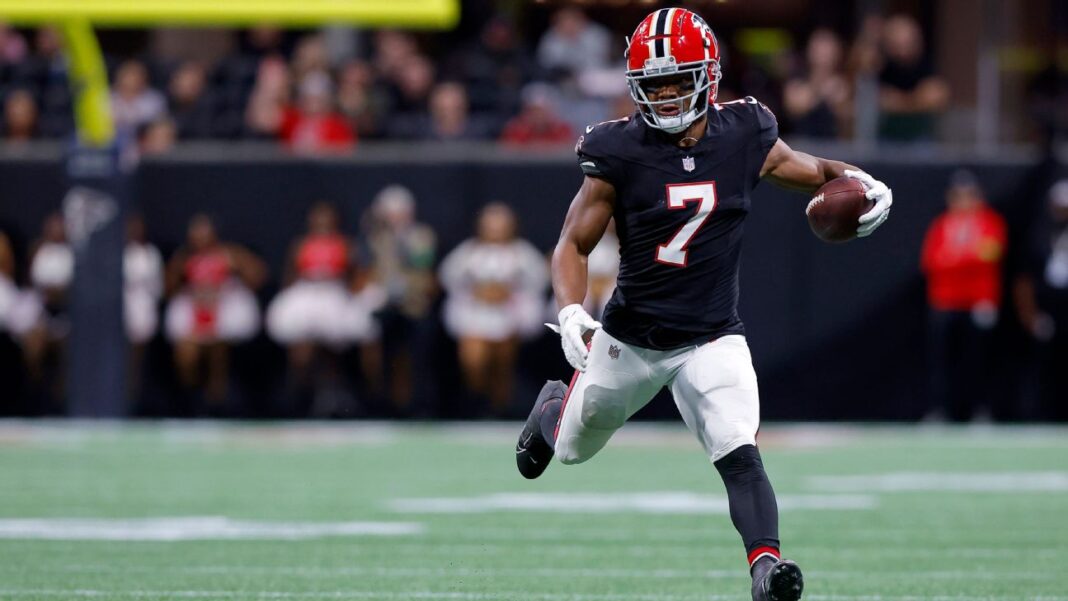 Bijan Robinson se aproxima a hacer historia con un nuevo récord de yardas totales en la NFL Bijan Robinson se aproxima a hacer historia con un nuevo récord de yardas totales en la NFL