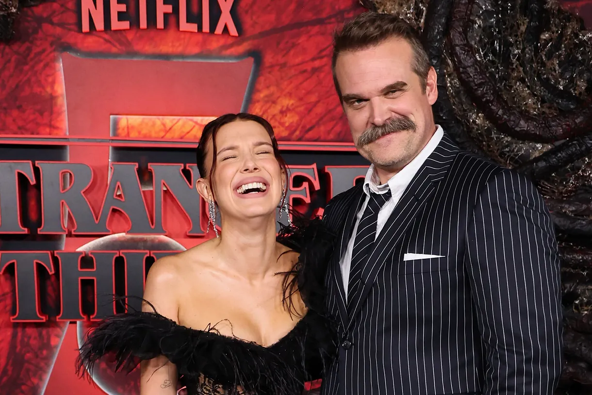 Millie Bobby Brown y David Harbour emocionan al reencontrarse en la premiere de “Stranger Things”