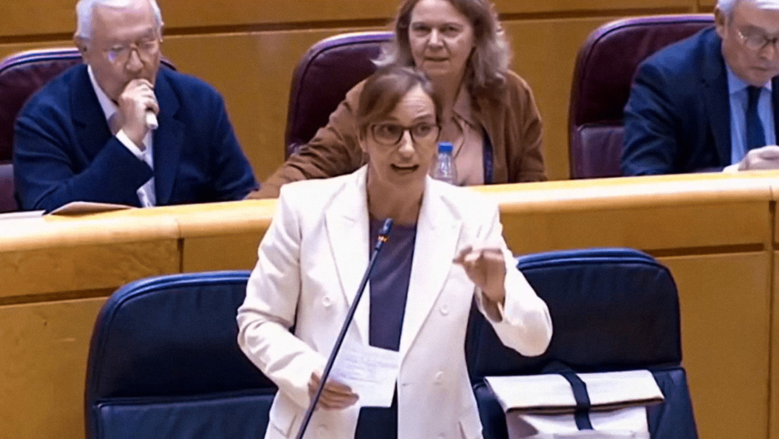 Captan a senador español vapeando detrás de la ministra de Sanidad durante un acto oficial