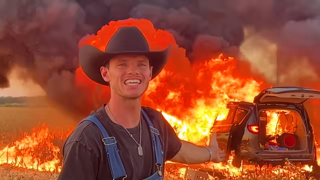 Youtuber quema su Ferrari de lujo y termina tras las rejas