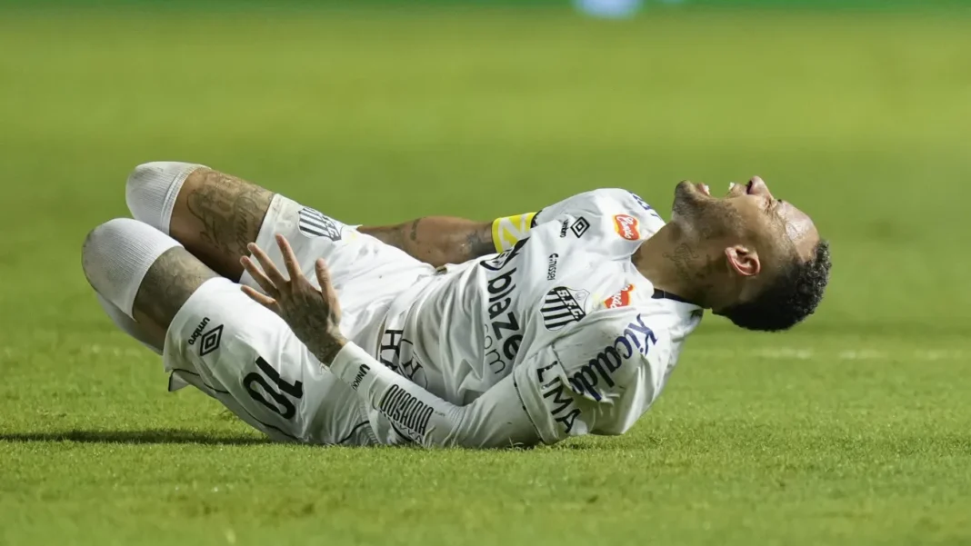 Nueva molestia física de Neymar en Santos complica su continuidad en la temporada brasileña Nueva molestia física de Neymar en Santos complica su continuidad en la temporada brasileña