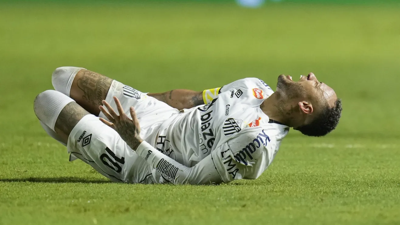 Nueva molestia física de Neymar en Santos complica su continuidad en la temporada brasileña