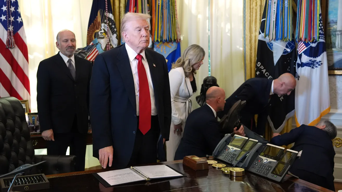 Asistente colapsa frente a Donald Trump durante reunión en la Casa Blanca