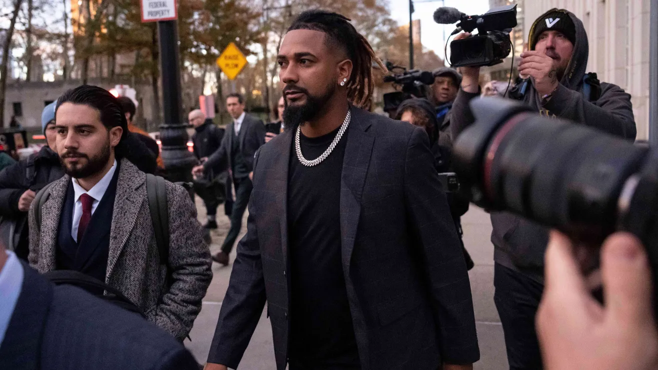 Lanzador dominicano Emmanuel Clase recupera su libertad tras cubrir millonaria fianza