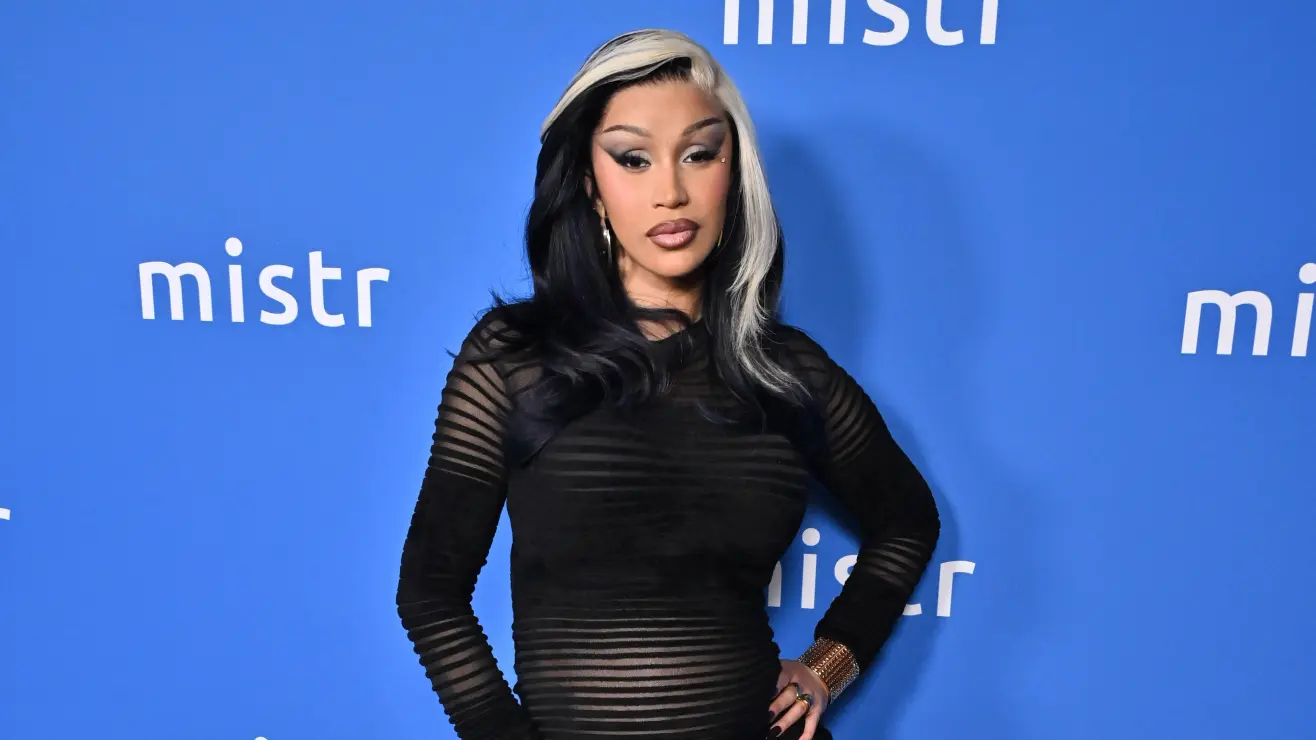 Cardi B sorprende al convertir el cordón umbilical de su hijo con Stefon Diggs en un lujoso colgante dorado