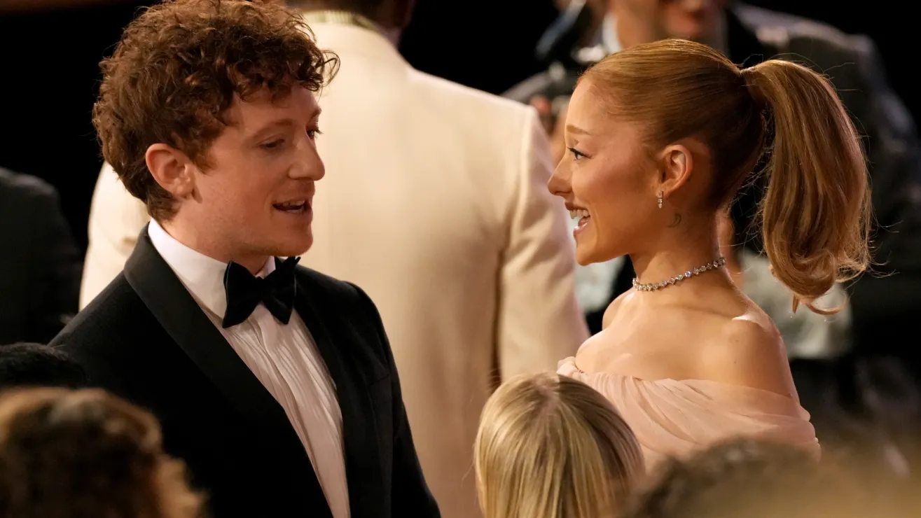 Actor evita hablar de su vínculo con Ariana Grande durante aparición pública