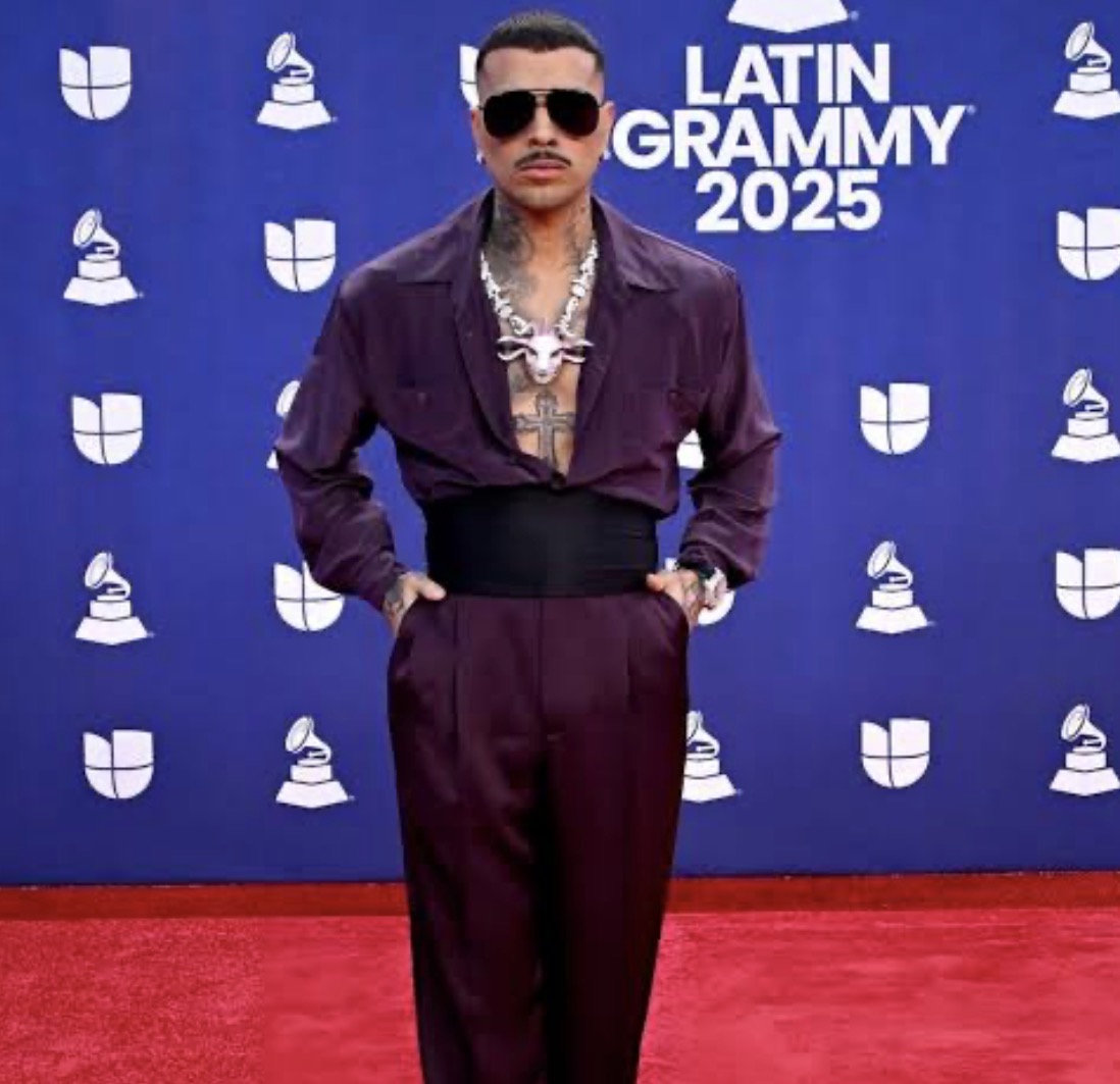 Rauw Alejandro enciende la alfombra de los Latin Grammy 2025 con un look que dejó a todos habla