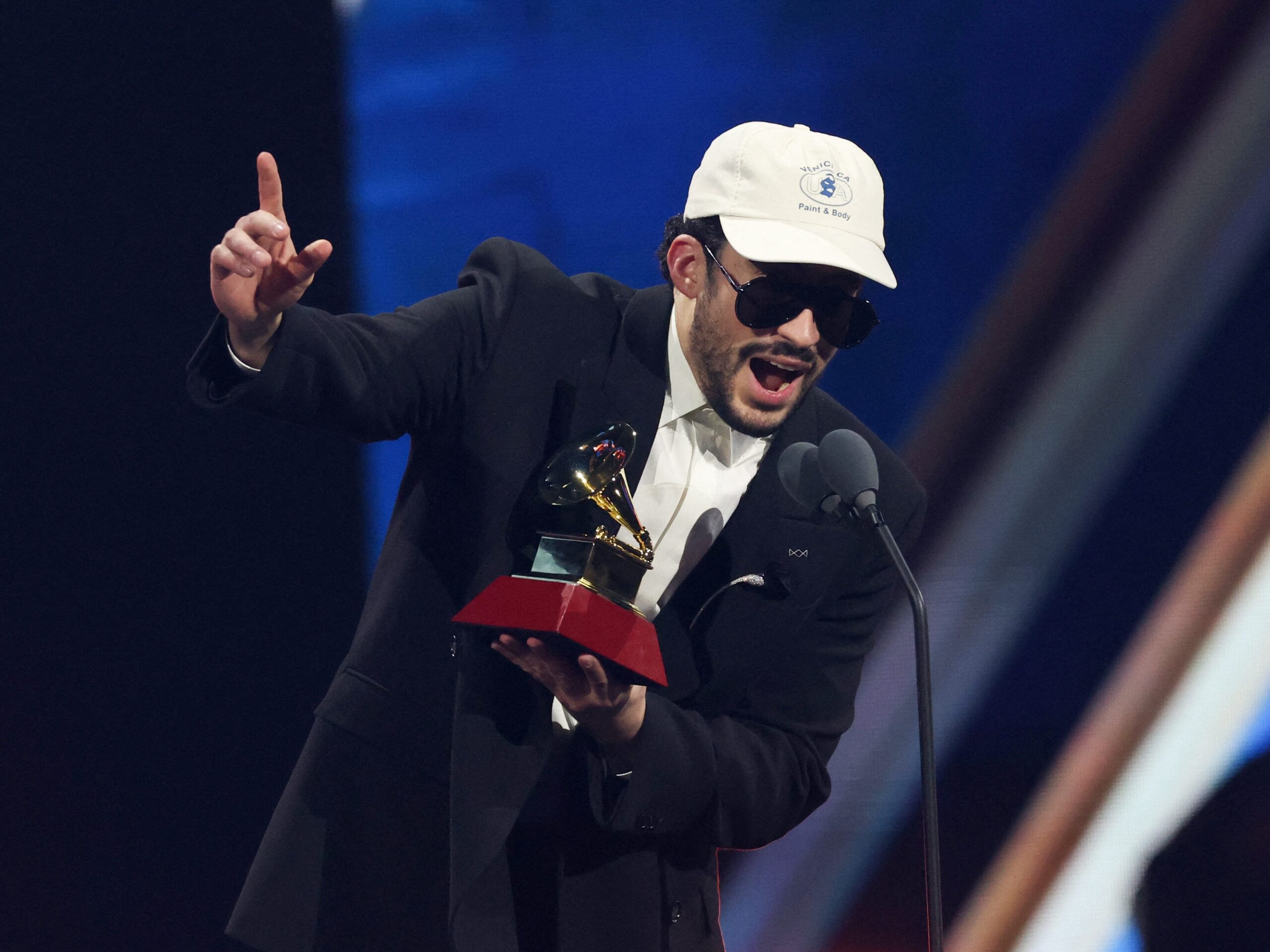 Bad Bunny conquista el Latin Grammy 2025 con “Debí Tirar Más Fotos” como Mejor Canción Urban