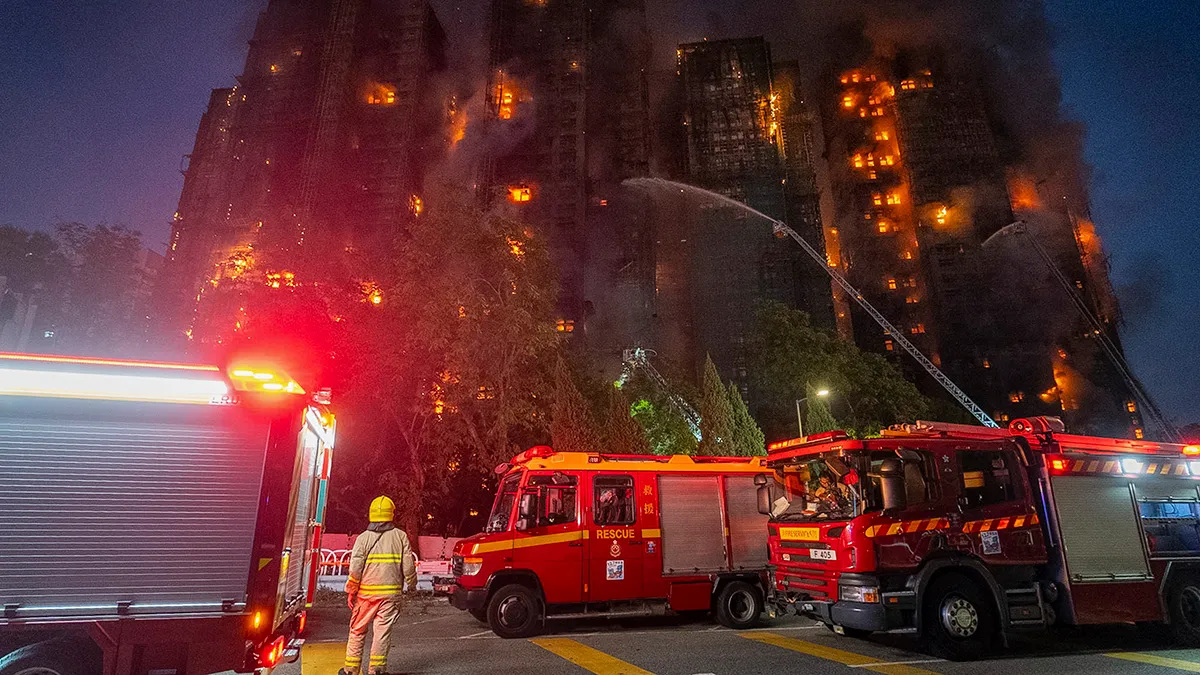 Incendio arrasa complejo en Hong Kong y deja una trágica cifra de víctimas