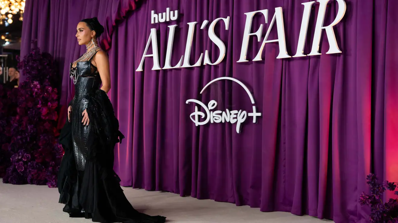 Kim Kardashian se ríe de las críticas y defiende con estilo su serie ‘All’s Fair’