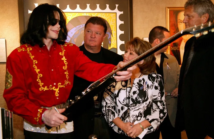 Michael Jackson hace historia al ser el primer artista con éxitos en el Top 10 durante seis décadas Michael Jackson hace historia al ser el primer artista con éxitos en el Top 10 durante seis décadas