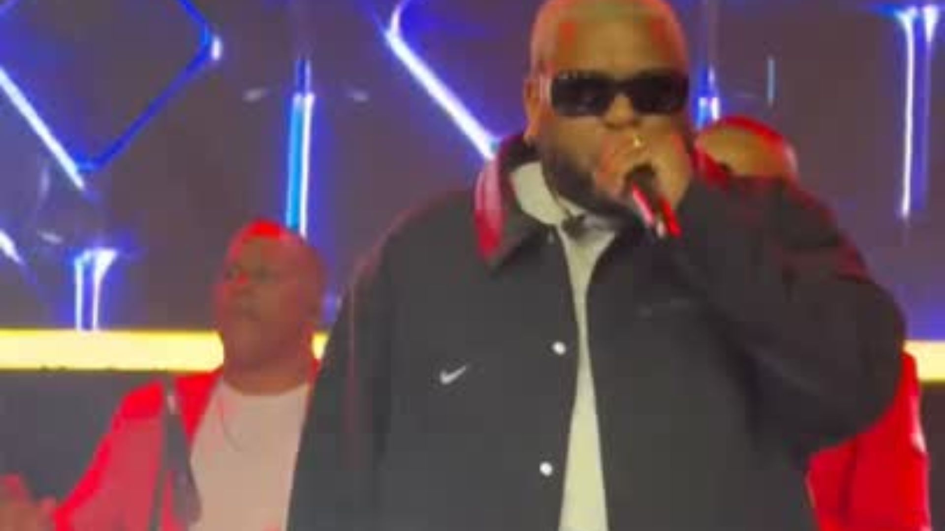 “La Fruta sorprende al público al cantar en vivo en Alofoke 2”