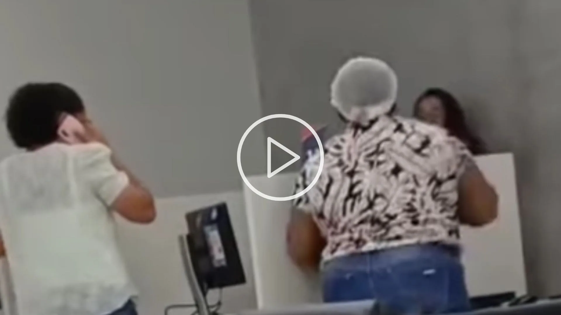 Enfurecida mujer arremete contra oficina eléctrica tras pasar 15 días sin servicio en Brasil