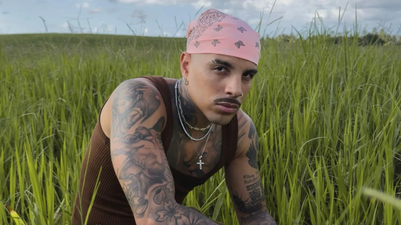 Rauw Alejandro lanza un impresionante videoclip de “Besito en la Frente” grabado con el nuevo iPhone 17 Pro