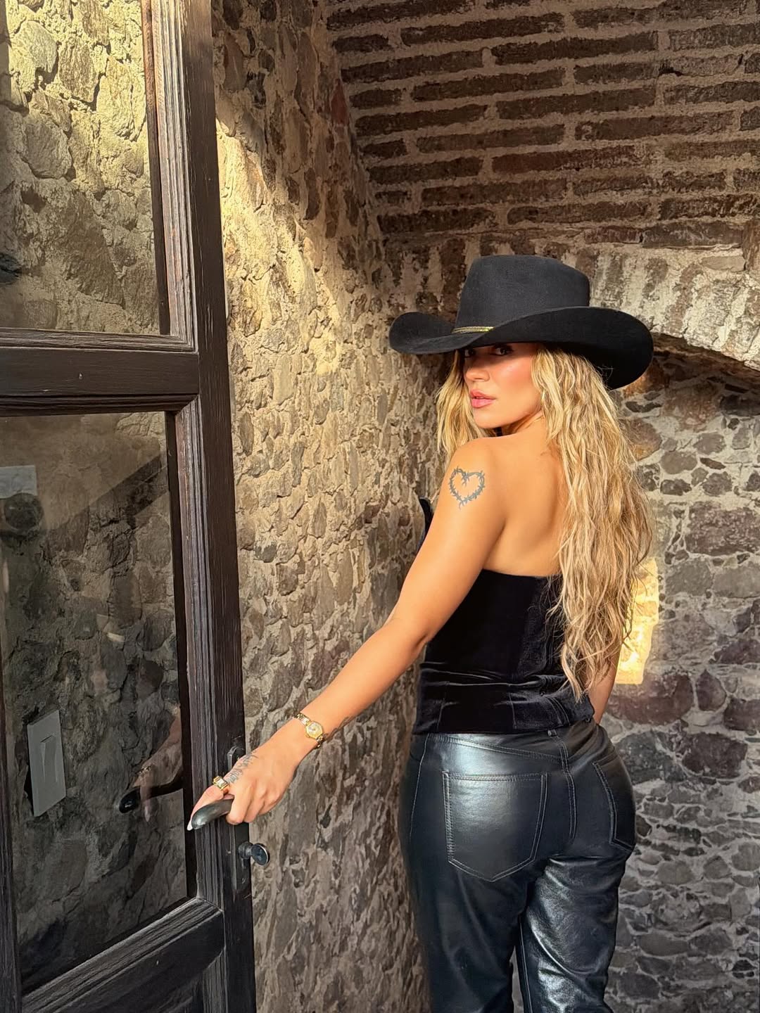 Karol G transforma la vibra de Tropicoqueta en una nueva propuesta visual